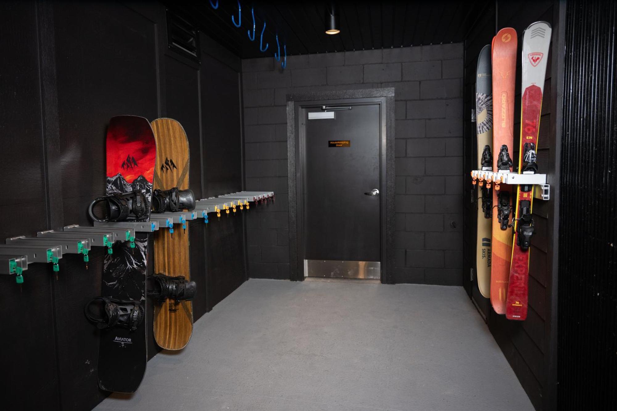 Vrge Revelstoke Hotel ภายนอก รูปภาพ